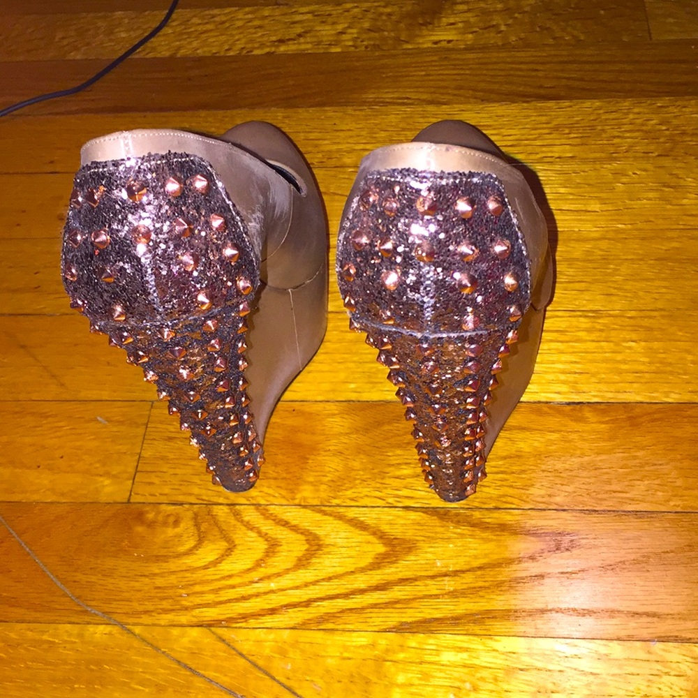 Betsy Johnson studded wedges 👌